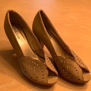 Women’s Laser Cut Maurices Heels 4 inch heels great cond - never worn? Sz 8.5M